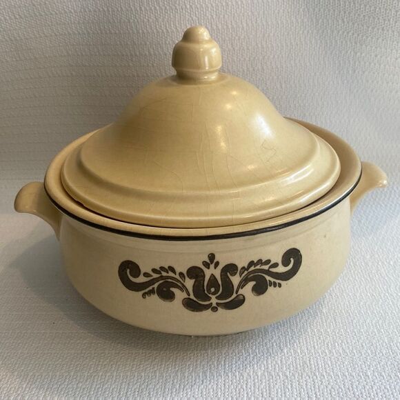 Pfaltzgraff 2 Quart capacity covered casserole. Village pattern - Picture 1 of 5